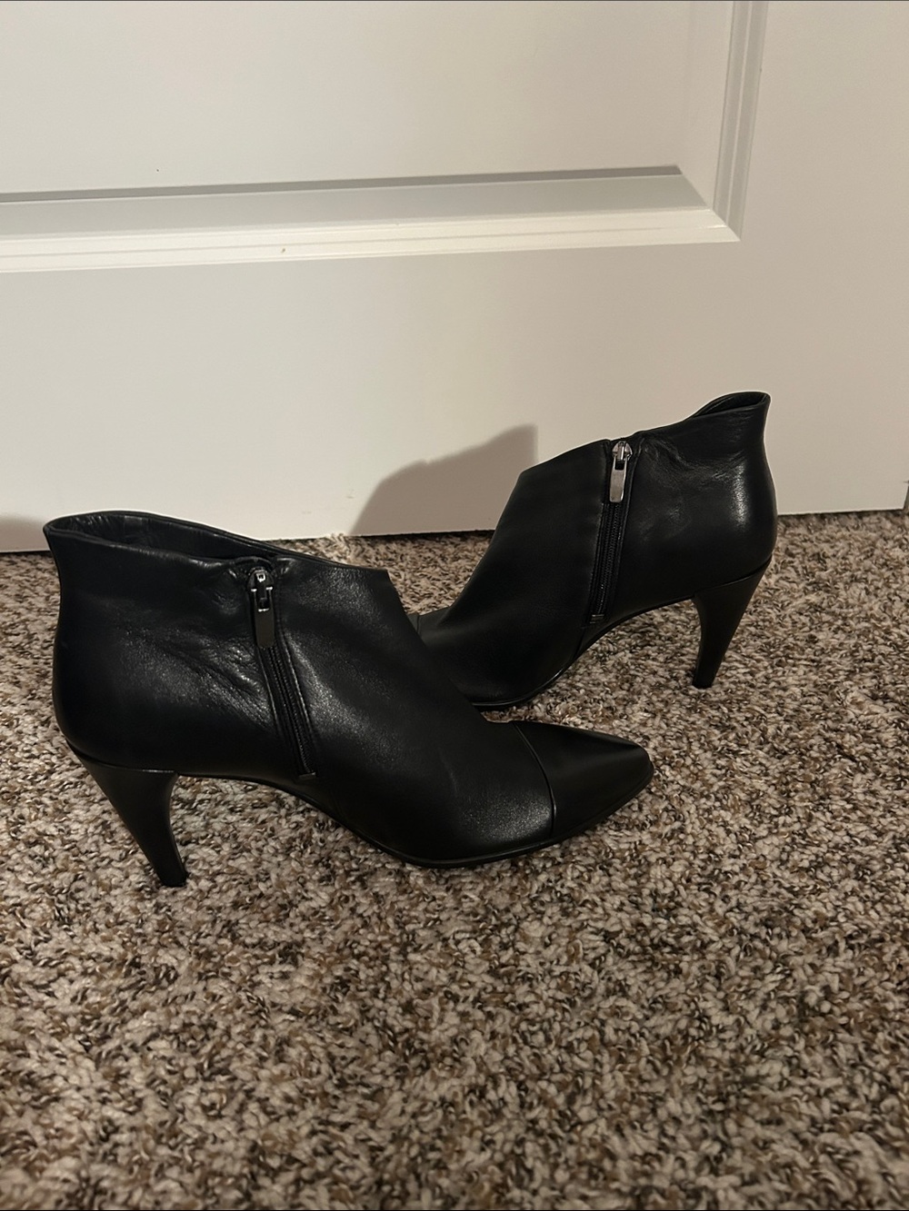 Ecco Black Leather Pointed-Toe Ankle Booties size 40 EU, 9-9.5 US